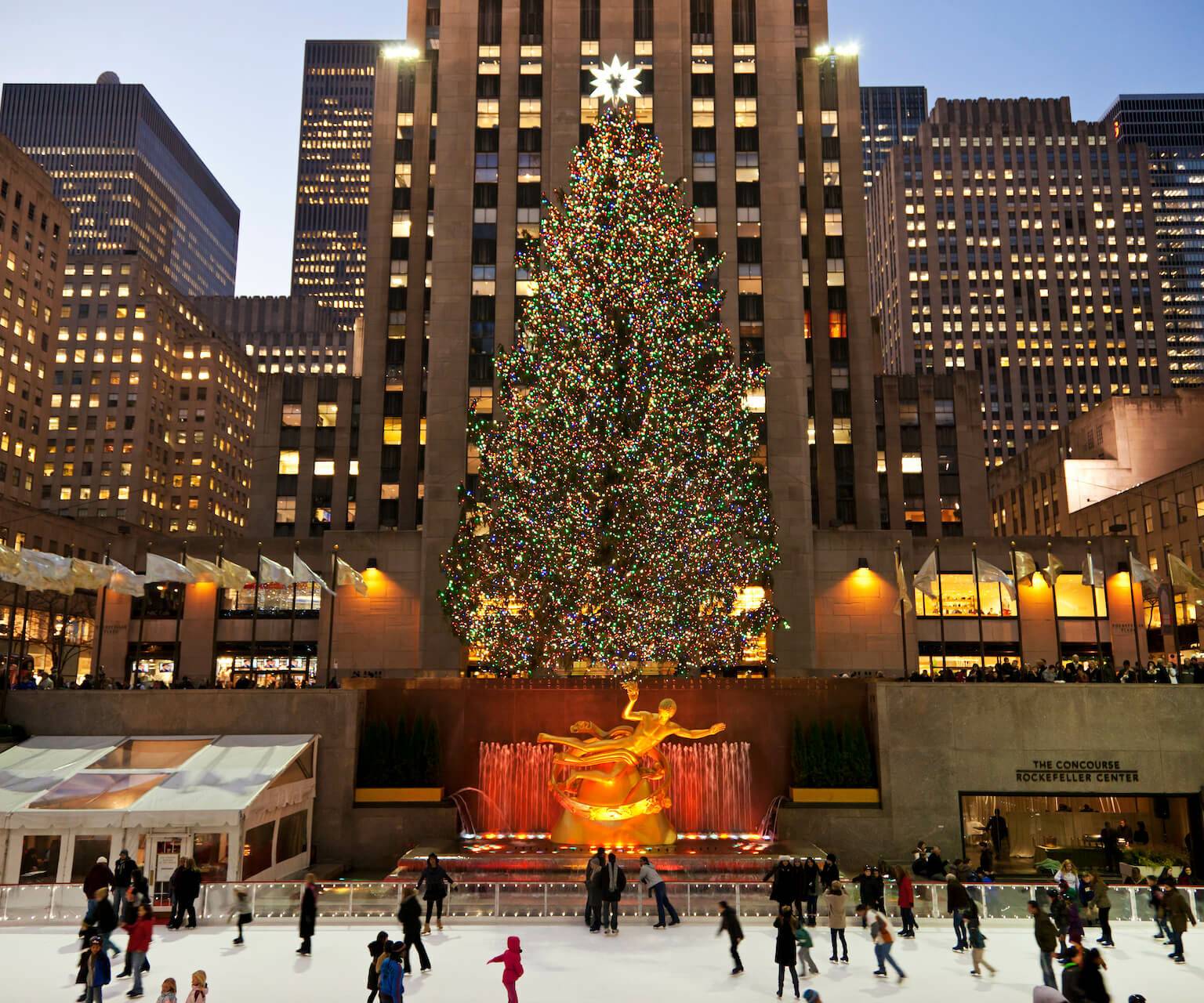 Schlittschuhfahren vor dem Weihnachtsbaumdes Rockefeller Center.