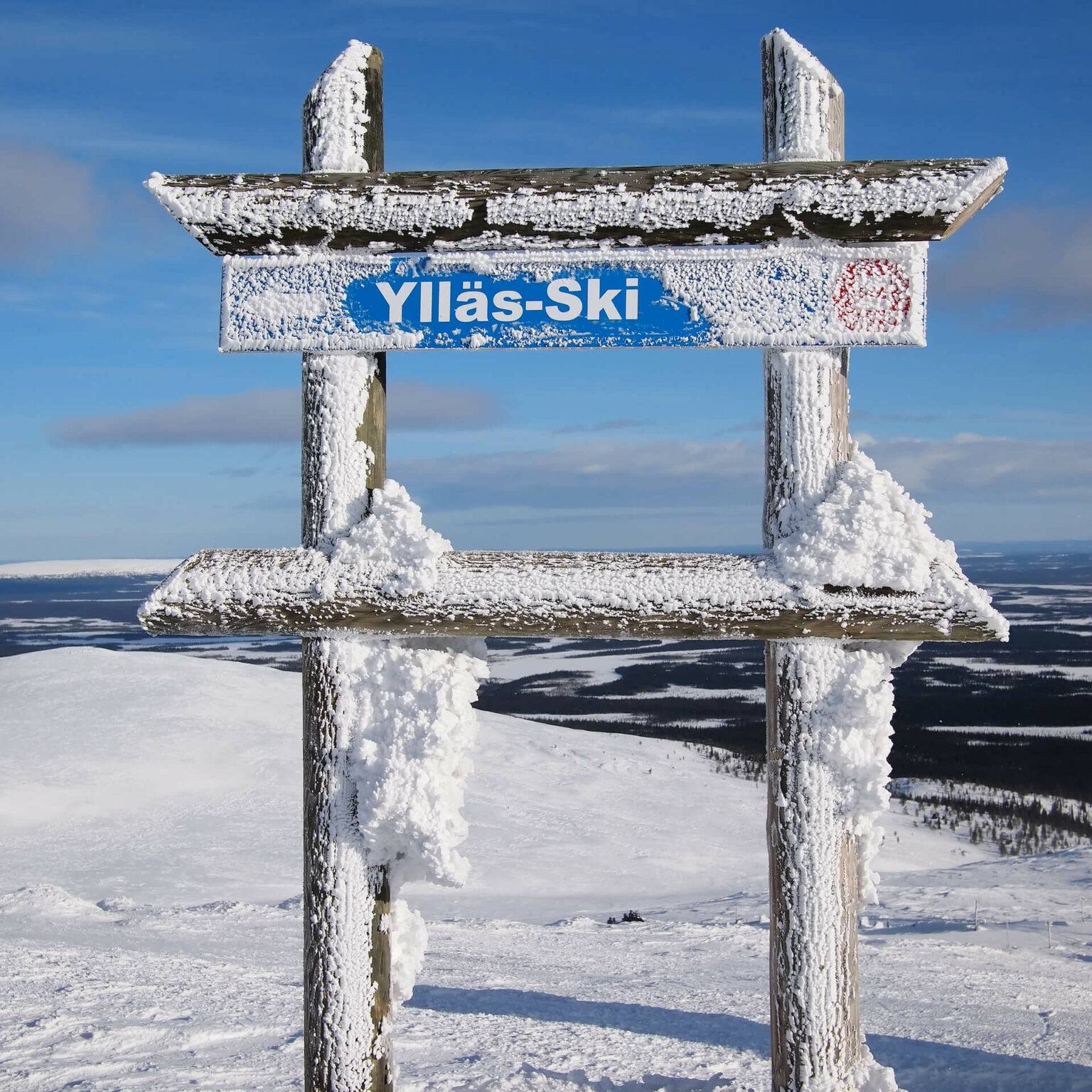 Zugeschneite Wegmarkierung zum Ylläs-Skigebiet.