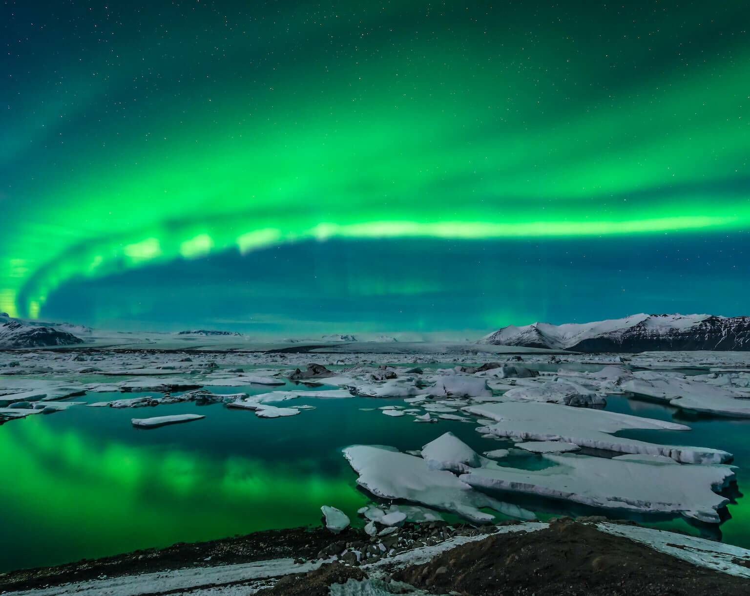 Polarlichter über der Gletscherlagune Jökulsarlon in Island.