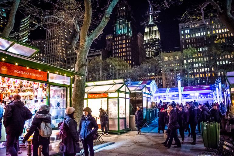 Das Winter Village im New Yorker Bryant Park bietet kleine Boutiquen, in denen allerlei Weihnachtliches verkauft wird – umgeben von der Stadt, die niemals schläft.