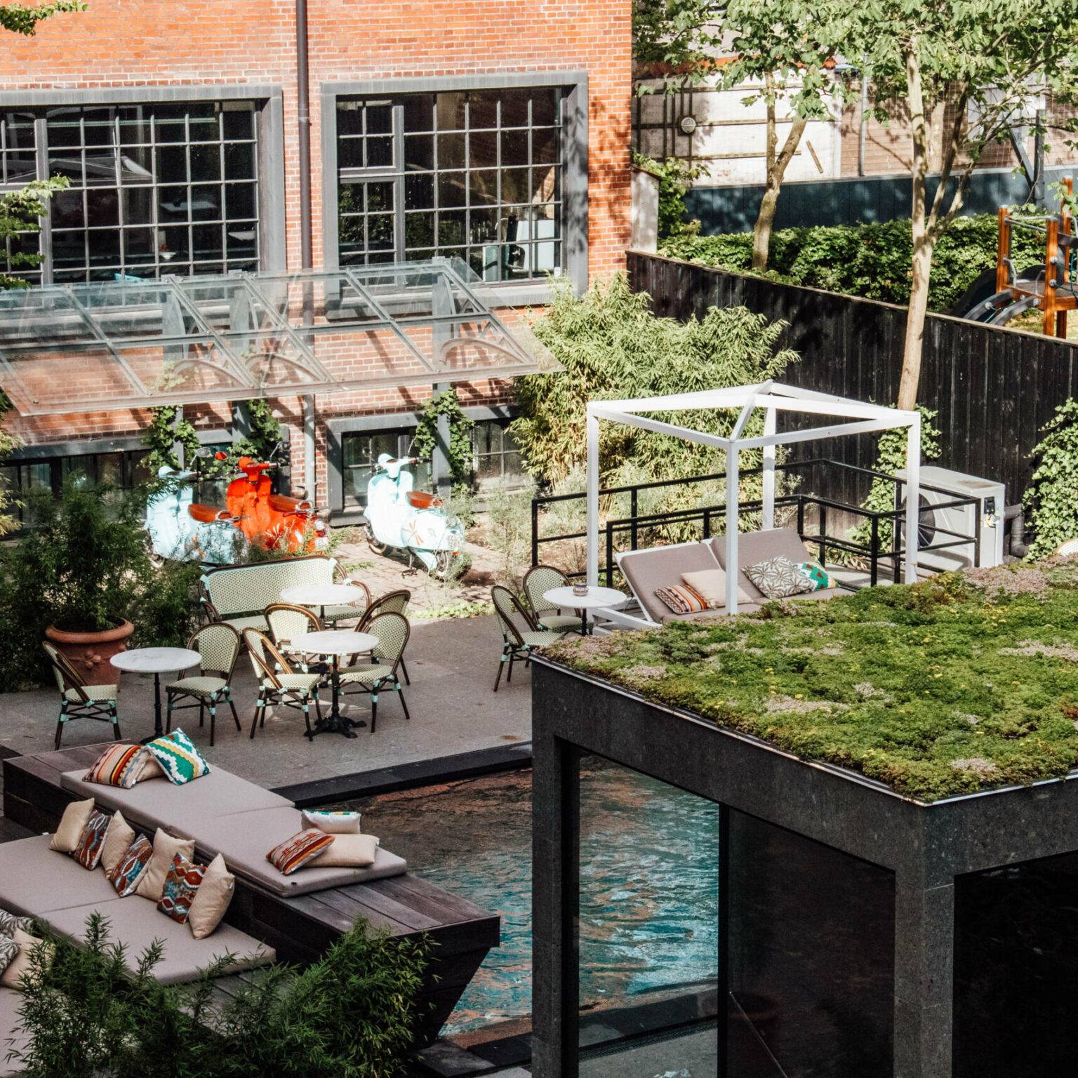 Das nachhaltige Hotel Bryggen Guldsmeden mit Pool und Liegelandschaft im Innenhof ist ein echter Geheimtipp für einen Städtetrip in Kopenhagen.