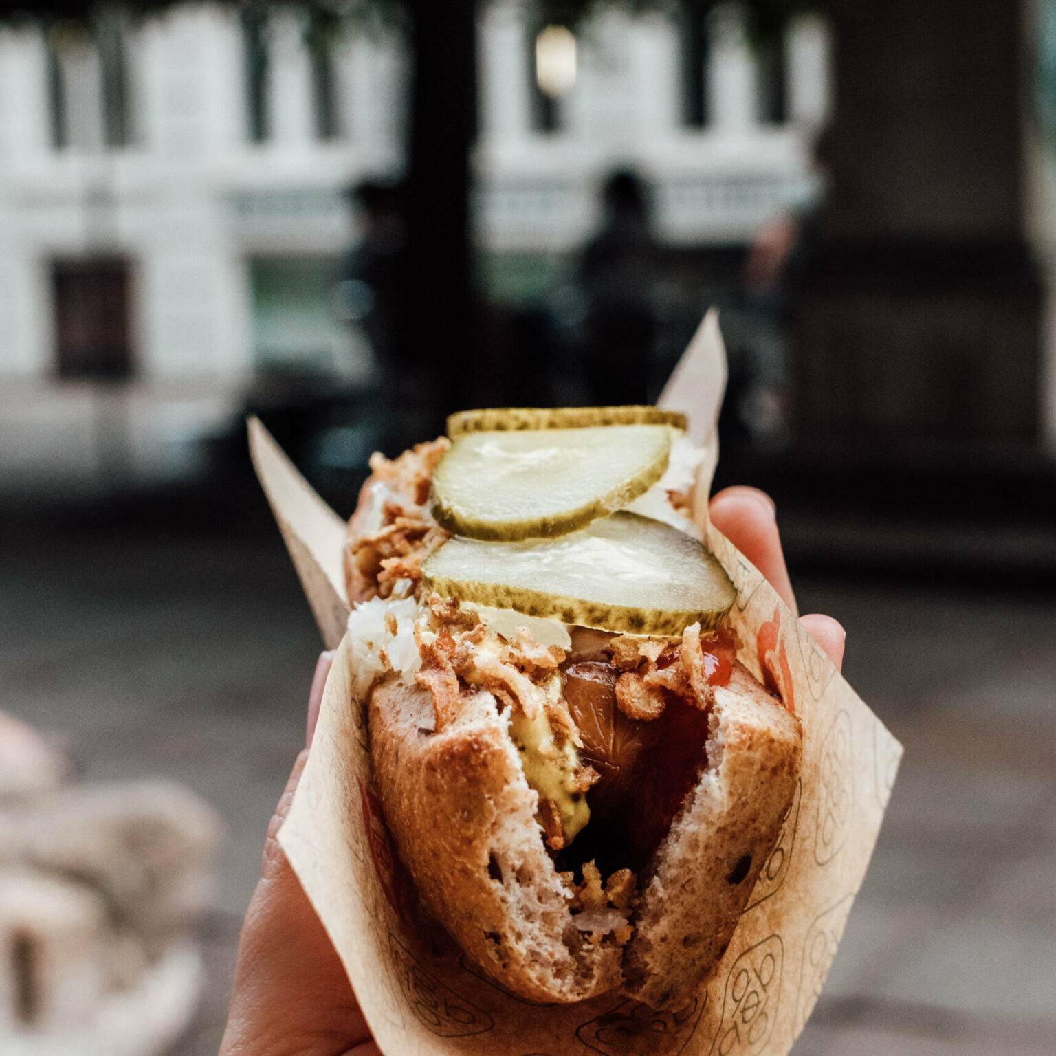 Bei einer Städtereise nach Kopenhagen darf ein leckerer Hot Dog mit Röstzwiebeln und Gurkenscheiben nicht fehlen.