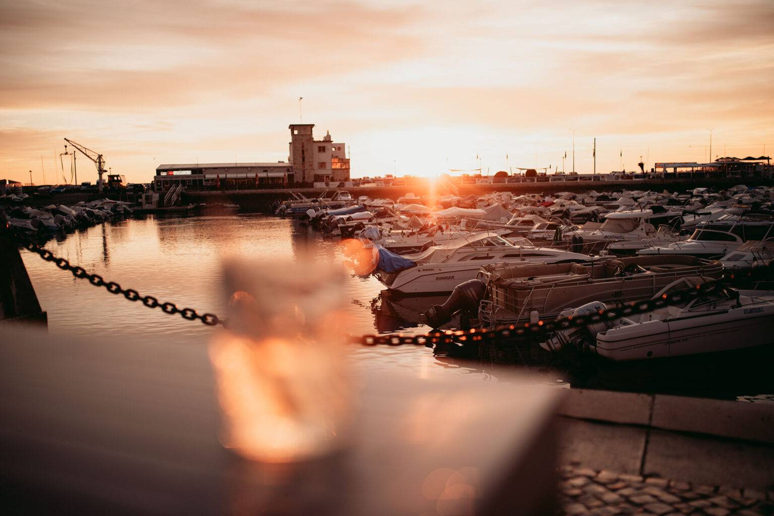 Magisch: Sonnenuntergang an der Marina von Faro.