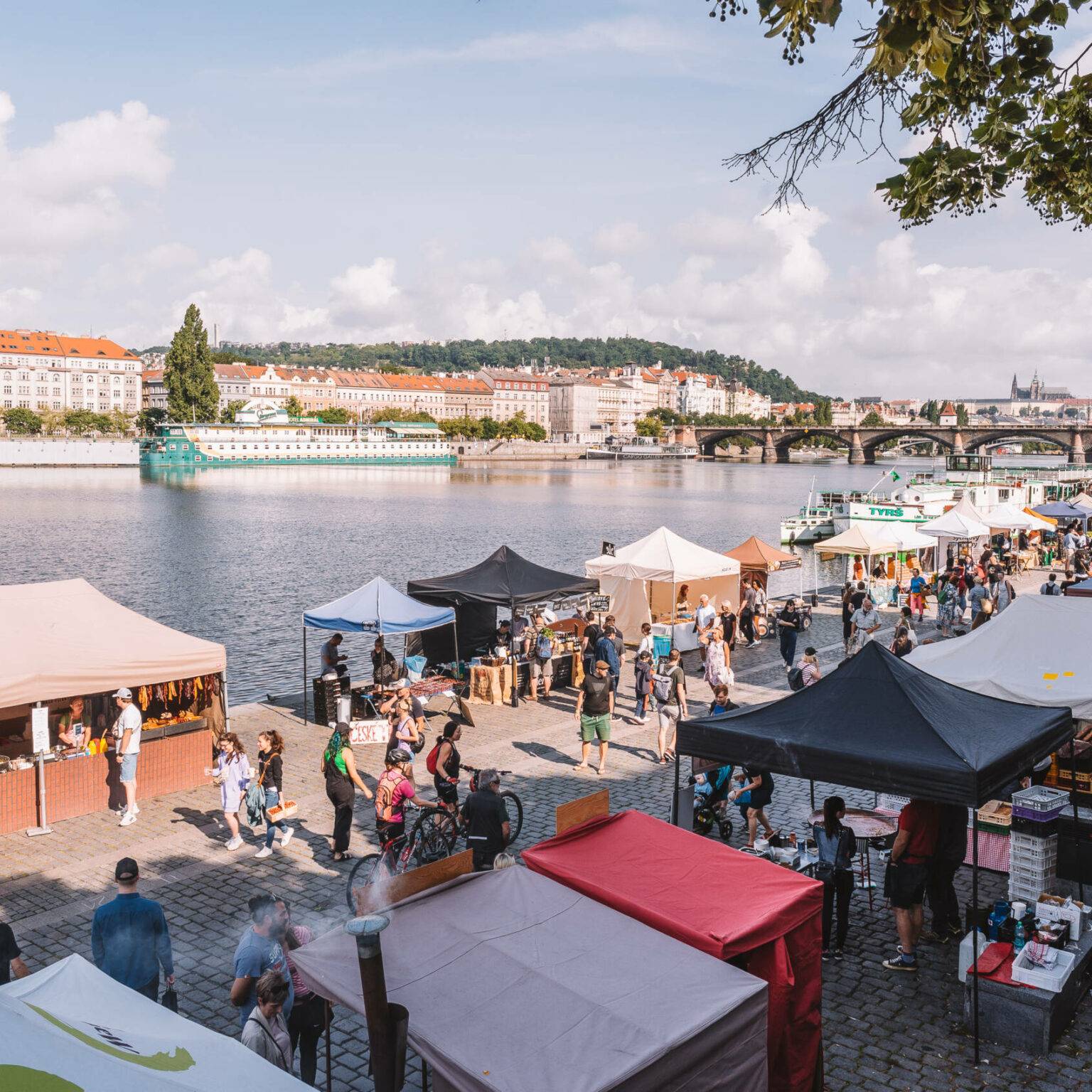 Viele bunte Stände am Ufer der Moldau bilden den Saturday Farmers Market in Prag.