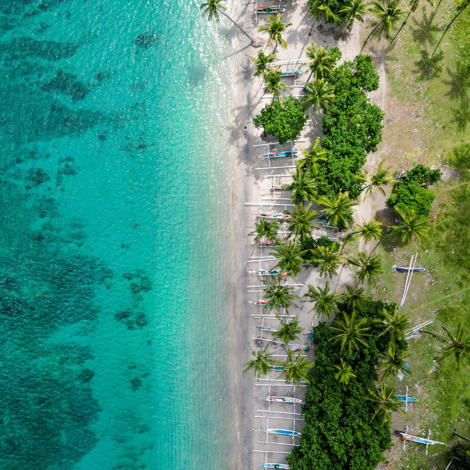 Türkisblaues Meer und Strand aus der Drohnenperspektive auf Lombok.
