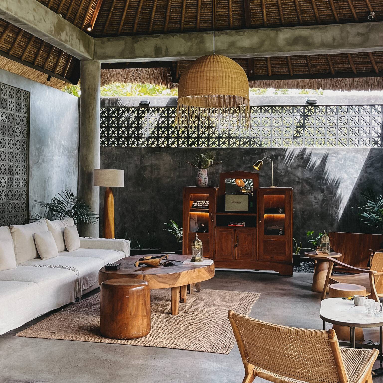Ein schön eingerichteter Aufenthaltsbereich in der Villa Amantes Bingin in Bali.