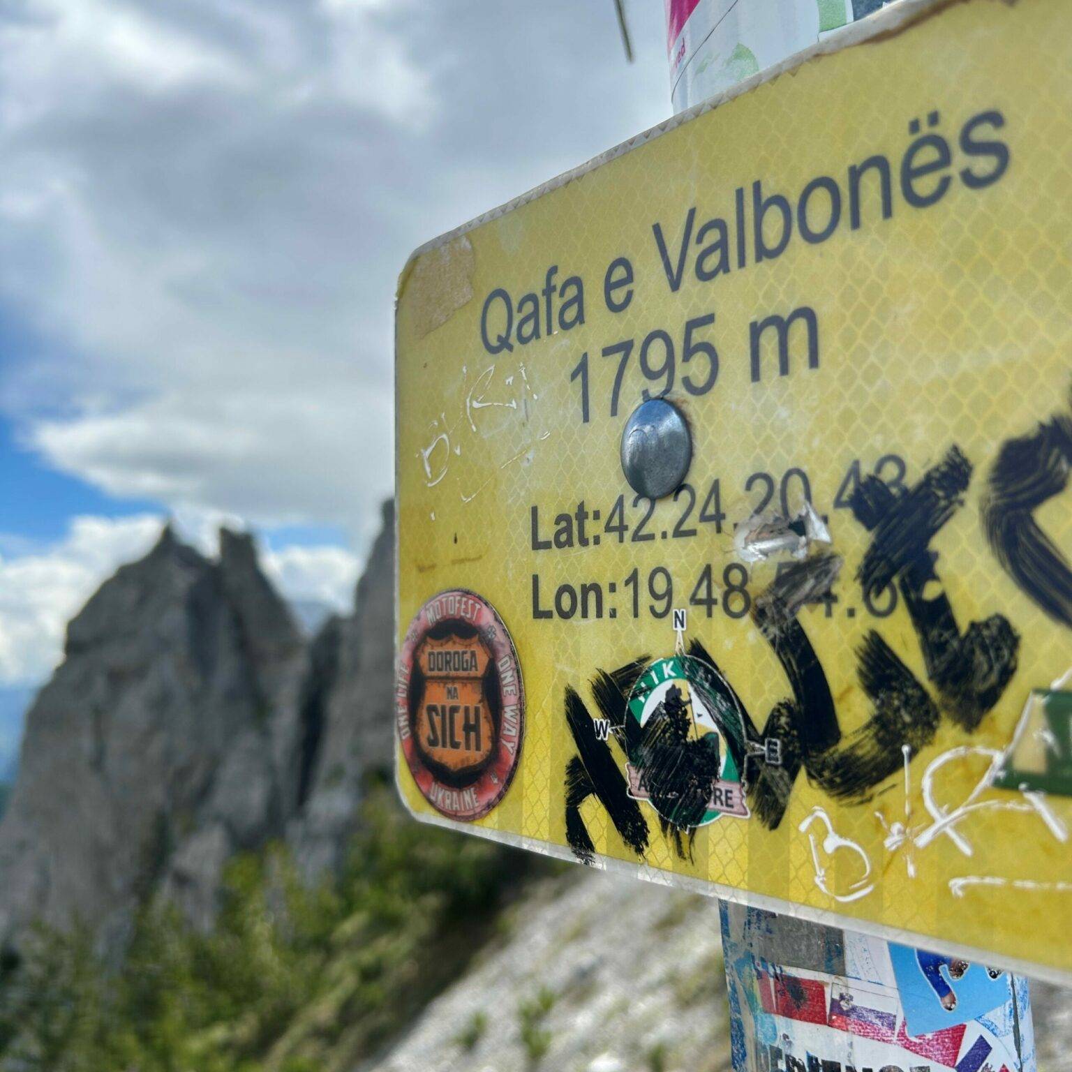 Ein Schild markiert den höchsten Punkt des Gebirgspasses Qafa e Valbonës auf 1.795 Metern.