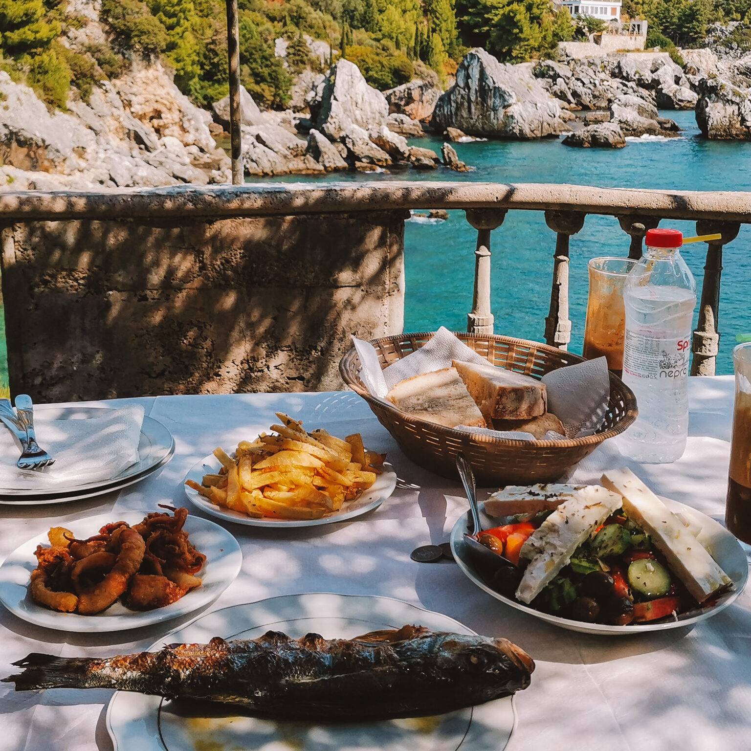 Reichhaltiges Mittagessen direkt an der albanischen Riviera.