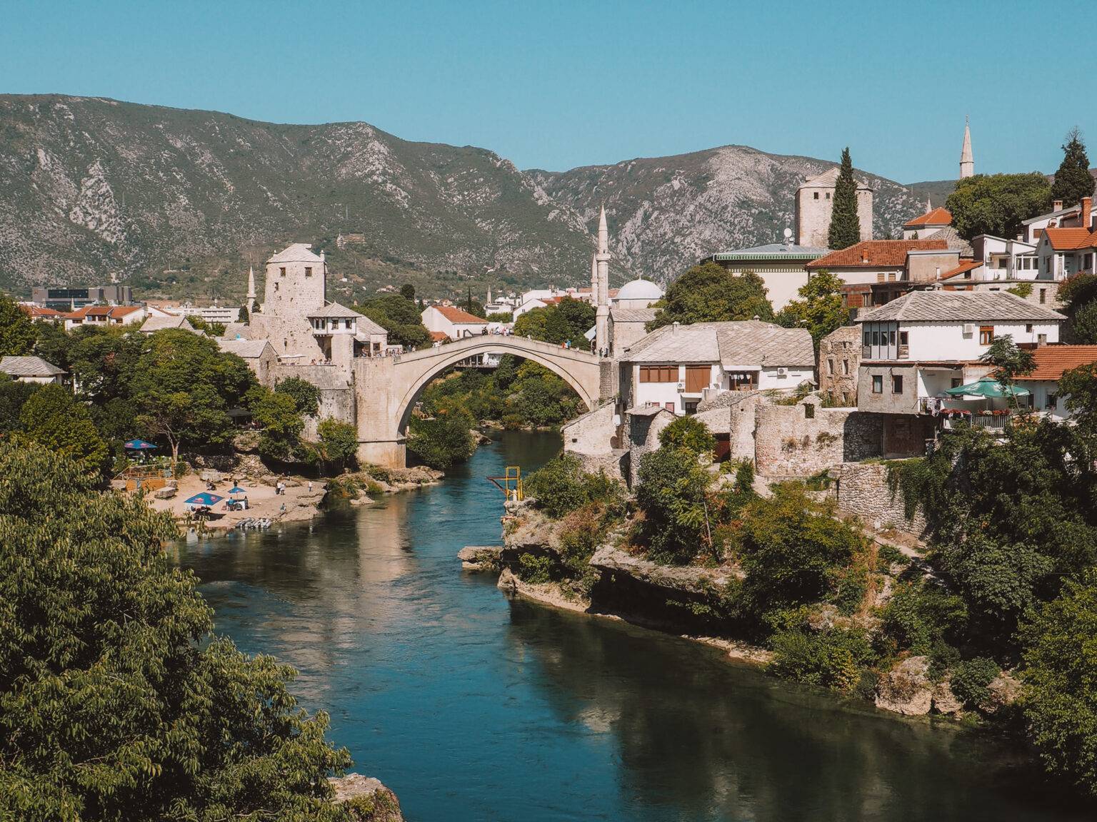 Die geschwungene Brücke Stari Most verbindet den OSt- mit dem Westteil Mostars.