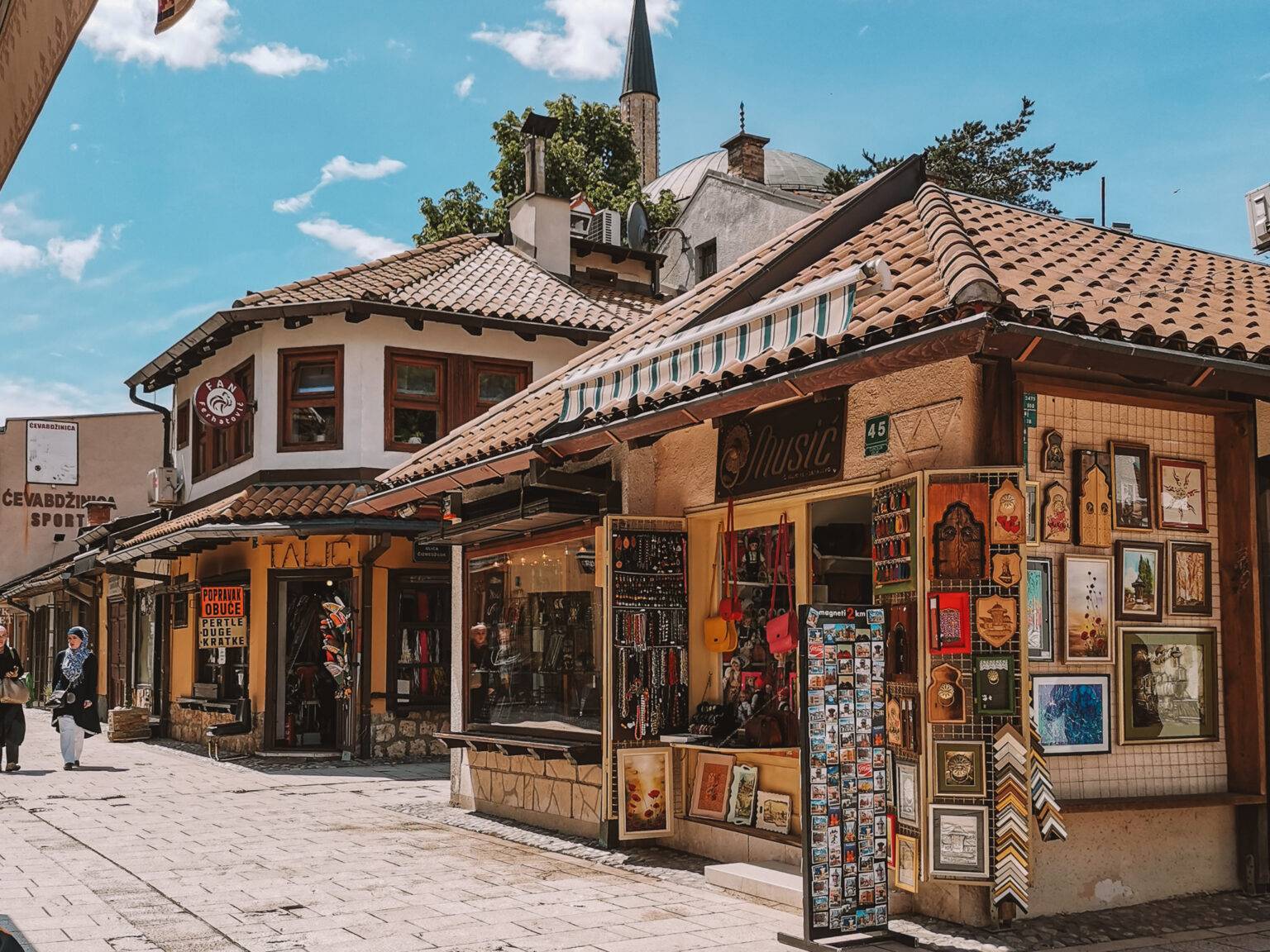 Kleiden Läden prägen das Bild von Baščaršija, der Altstadt von Sarajevo.