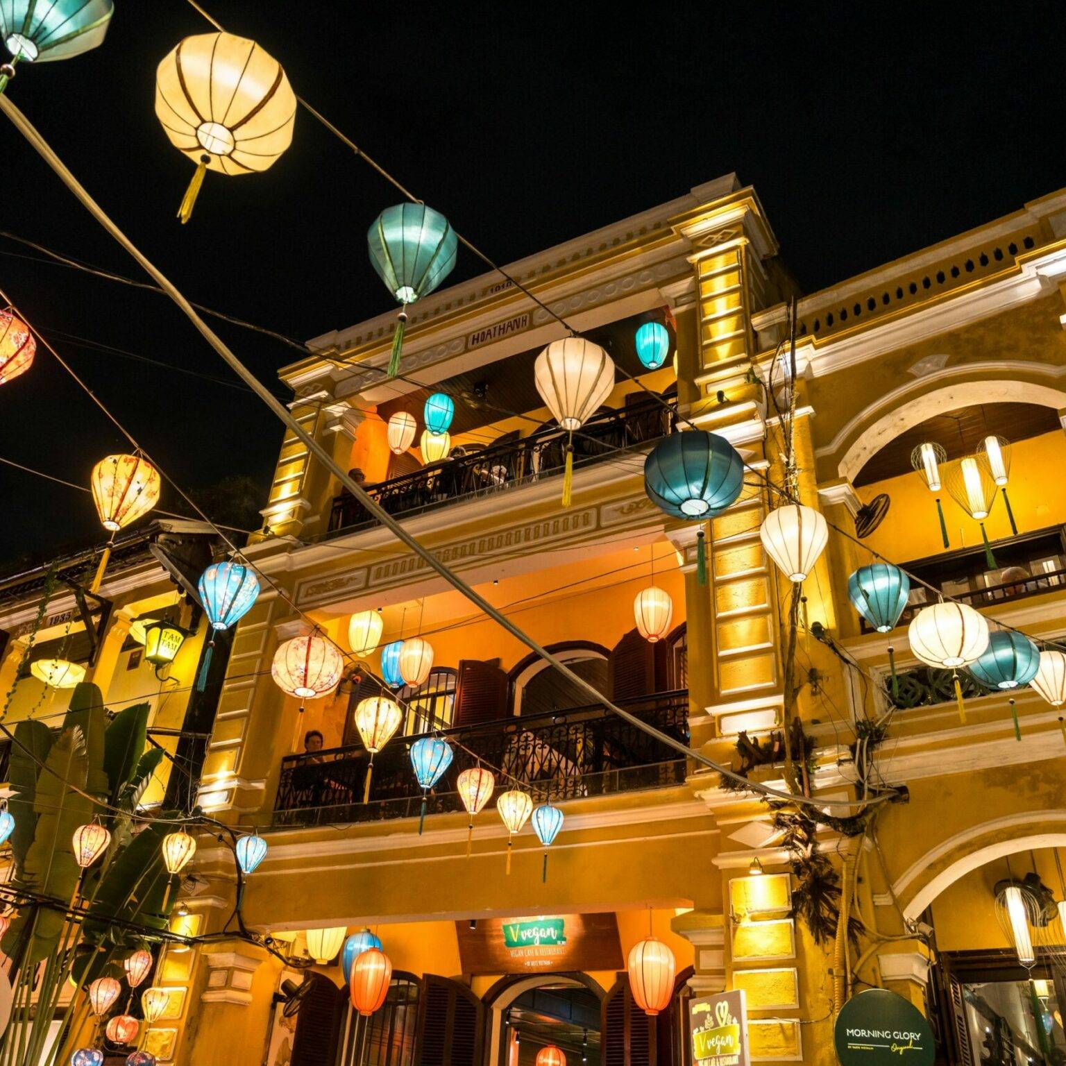 Ein beleuchtetes Gebäude in der Altstadt von Hội An bei Nacht.