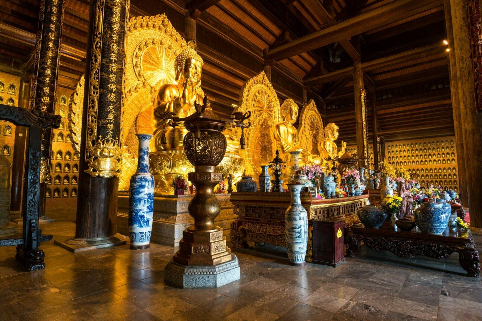 Diese drei riesigen Buddha-Statuen sind nur eines von vielen Sehenswürdigkeiten in Bai Dinh.